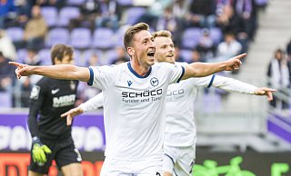 Armine Marius Wörl feiert sein Tor in Aue. Vorlagengeber Mika Schroers (dahinter) hat ebenfalls Spaß. - IMAGO/Jan Huebner
