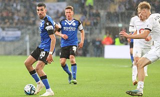 Arminia Bielefelds Nassim Boujellab (l.) behauptet im Spiel gegen Waldhof Mannheim den Ball. - Oliver Krato