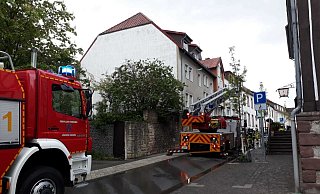 Auch eine Drehleiter ist bei dem Brand in der Warburger Unterstraße im Einsatz. - Simone Flörke
