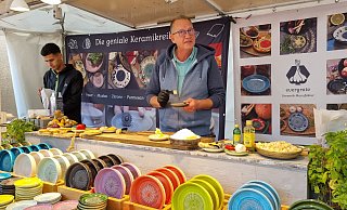 Elmar Lutter in seinem Element: Seit Stunden steht er auf dem Pottmarkt und reibt auf seinen Keramiktellern Ingwer, Tomaten, Muskatnüsse und Knoblauch. - Moritz Trinsch