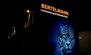 Seit Jahrzehnten ist Bertelmann Spezialist für Leuchtreklame. Nun befindet sich das Unternehmen in wirtschaftlichen Schwierigkeiten. - Bertelmann