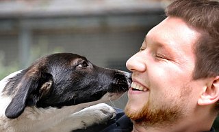 Der kleine Cooper ist erst sechs Monate alt und stammt aus Rumänien. Auf dem Arm von Tierpfleger Julian Otte zeigt der Welpe sein großes Herz für Menschen. Cooper sucht noch ein Zuhause. - Andreas Frücht