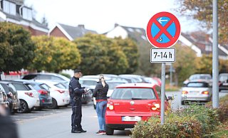 Das Schild ist eindeutig, trotzdem hat auch diese Mutter ihren Sprössling im absoluten Halteverbot aussteigen lassen und für gefährliche Situationen gesorgt. Vom Polizisten gibt es keine Ermahnung - er kassiert gleich ab. - Nicole Sielermann