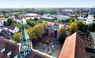 Der Altbau des ESG mit dem Dachreiter bleibt erhalten, ebenso wieder Sportplatz im Hintergrund. Allerdings wird dort für die dreijährige Bauphase ein Provisorium errichtet. - Andreas Frücht