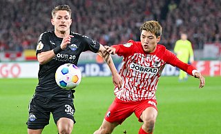 Beim Paderborner DFB-Pokal-Zweitrunden-Erfolg in Freiburg hatten sich SCP-Akteur Florent Muslija (l.) und der Ex-Bielefelder Ristu Doan noch duelliert. Nun sind sie Teamkollegen beim SC Freiburg. - picture alliance