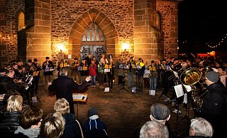 Während des Adventsmarkts ist der Posaunenchor Mennighüffen traditionell dabei. Er spielt auch in diesem Jahr zur offiziellen Eröffnung und zum Schluss. - Posaunenchor Mennighüffen