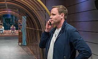 Der Gütersloher Gründer Alexander Weese berät sich während der TV-Show mit einem seiner Partner, welches der Angebot aus der "Höhle der Löwen" er annehmen soll. Eine Entscheidung, die sein Leben verändern wird. - Die Verwendung des Materials von RTL Deutschland ist nur zur redaktionellen Berichterstattung im Zusammenhang mit der Sendung un