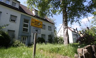 Die Jalousien sind heruntergelassen, im Garten wächst das Gras munter vor sich hin. Offenbar schon seit mehreren Jahren stehen die beiden Mehrfamilienhäuser in bester Lage am Weddigenufer leer. - Björn Kenter