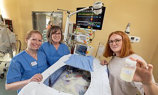 Hoffen auf baldige Entlassung des kleinen Patienten: Stillberaterin Eileen Hoffmann, Fachärztin Ursula Weller und Mutter Anetta Enenko (v.l.). Sie spendete ihre Milch für andere Frühchen. - Oliver Krato