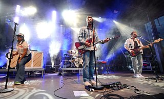 "Welshly Arms" in Action auf der Bühne auf dem Jahnplatz beim Leinewebermarkt. - BARBARA FRANKE