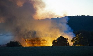 In einem Sägewerk in Melle hat es am Mittwochabend gebrannt. Rund 300 Einsatzkräfte rückten aus, um den Brand zu löschen. - Joel Beinke