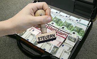 Die Städte und Gemeinde in NRW rechnen mit weiteren Steuerhöhungen im nächsten Jahr. - imago images / CHROMORANGE