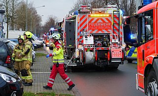 40 Feuerwehrleute sind im Einsatz, nachdem der Rauchmelder in einem Mehrfamilienhaus ausgelöst hat. - Ralph Meyer