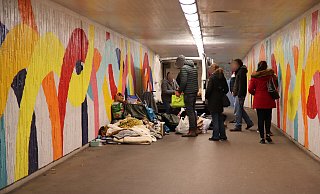 Der Obdachlose "Lobo" und sein Hund Kampfkrümel müssen im Dezember 2020 ihr kleines Lager in der Unterführung zum Bahnhof räumen. - Alexandra Golfinger