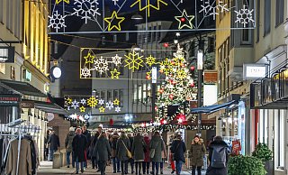 Man kann die Weihnachtszeit lieben oder hassen - leisten können, muss man sie sich in beiden Fällen. - Sarah Jonek