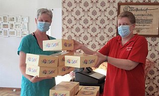 Jede Menge Berliner übergibt Christine Mürmann von der Nieheimer Bäckerei Rieks an Kundin Elisabeth Ischen aus Himmighausen - Privat