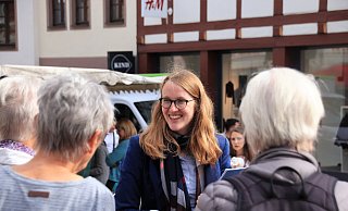 Die Präventionsberaterin der Polizei Höxter, Annemarie Berghoff, im Gespräch mit Passanten. - David Schellenberg