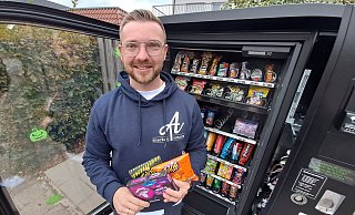 Alexander Tews hat seinen Snackautomaten mit allerlei Trend-Süßigkeiten gefüllt. - Peter Heidbrink