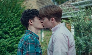 In der Netflix-Serie "Heartstopper" hat sich Charlie (links) als schwul geoutet. Rugby-Kumpel Nick ist sich seiner sexuellen Orientierung hingegen noch nicht ganz so sicher. - picture alliance/Netflix/Courtesy Everett Collection