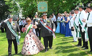 Oberst Klaus Sieweke (links) und der Schützenthron um das Königspaar Sina und Andreas Hudalla bei der Parade am Sonntagnachmittag am Hassebrock. - Barbara Franke