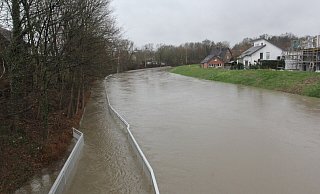 Der rund eine Million Euro teure Radweg ist unter Wasser. Die Werre wie hier an der Eidinghausener Straße hat Hochwasser. - Ulf Hanke
