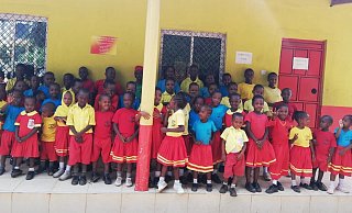 Die Kinder, deren Paten ihren Schulbesuch ermöglichen, stehen vor dem Schulgebäude in Mwabungu. - Bernd Waschkowitz