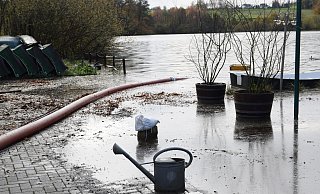 Mit einem Spezialschlauch wird Wasser aus dem Hücker Moor über eine Leitung von zwei Kilometern direkt in die Else abgeleitet. - Mareike Patock
