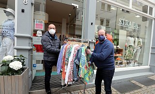 Jochen Janik , li. und Christian Landhäuser vor dem Geschäft Strada - Wolfgang Rudolf