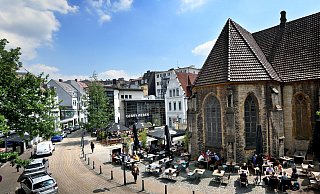Treffpunkt und Platz für Fußgänger - die Außengastronomie auf dem Süsterplatz war - vor Corona - immer gut besucht. - Sarah Jonek
