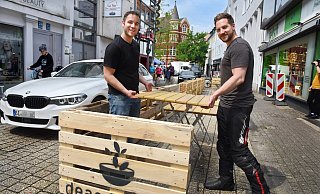 Abbau statt Aufbau: Jonas Vorbohle von Dean & David (l., hier mit Sascha Wiedenbrück vom Le Feu 2021, darf 2023 die Tische an der Ritterstraße nicht mehr aufbauen. - Barbara Franke