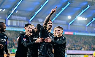 SCP-Stürmer Adriano Grimadi feiert seinen 1:0-Treffer. Raphael Obermair (l.) und Florent Muslija (r.) jubeln mit. - Besim Mazhiqi