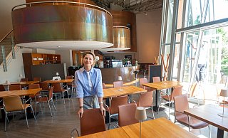 Silke Laffontien im Marta-Café. Sie kehrt damit zum ursprünglichen Namen der Gastronomie zurück, und auch die Stühle der Anfangsjahre sind wieder da. - Ralf Bittner
