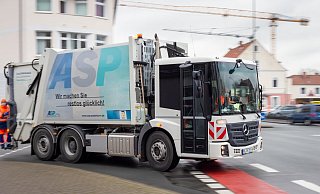Auf das gewohnte Erscheinen der Müllwagen des ASP kann man sich derzeit trotz der aktuellen Corona-Welle auch unter den Mitarbeitern noch verlassen. - Niklas Tüns