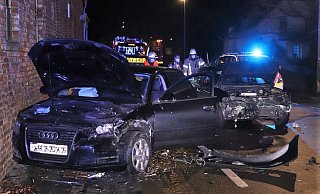 Audi und Opel sind nach dem Unfall nicht mehr fahrbereit. - Polizei Höxter
