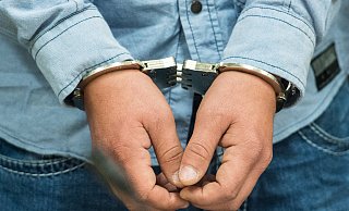 In der Nähe des Bielefelder Amtsgerichts klickten jetzt die Handschellen der Polizei. - picture alliance / dpa
