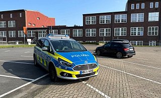Seit 7 Uhr steht die Hochschule für Polizei und öffentliche Verwaltung unter Polizeischutz. - Barbara Franke