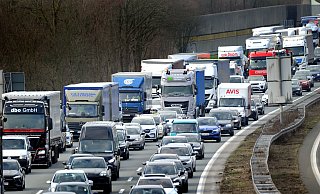 Die A2 in Richtung OWL ist wieder frei. Trotzdem kann es noch zu längeren Rückstaus kommen. - Andreas Fruecht