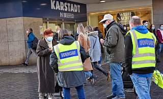 Maskenkontrolle in der Innenstadt durch das Ordnungsamt - Barbara Franke