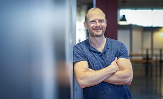 Der Bielefelder Bioinformatiker Alexander Schönhuth kann mit dem neuen Verfahren zur Genom-Analyse feststellen, wie hoch die Wahrscheinlichkeit ist, dass bei Menschen die Erbkrankheit ALS ausbricht. - Universität Bielefeld/Sarah Jonek
