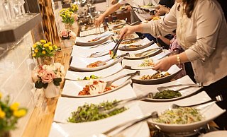 Einser-Schüler dürfen in einem Bielefelder Restaurant kostenlos ans Buffet. - pixabay