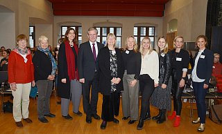Machten die Fachtagung zu einer gelungenen Veranstaltung: Kerstin Feldhoff (v. l.), Susanne Heynen, Christine Böttger, Bürgermeister Michael Dreier, Christa Mertens, Eva Galle, Kinga Dürksen, Linda Hesse, Simone Böhmer und Julia Ures. - Stadt Paderborn