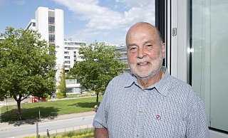 „Ein Privileg“ sei sein Büro im Gebäude Z der Universität Bielefeld, sagt Ex-Rektor Dieter Timmermann (80). Von hieraus verfolgt er weiter die Entwicklungen an der Uni. - © Jörg Dieckmann - www. dieckmann-fotodesign.de