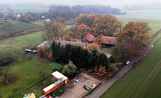 Die Bauernhof-Kita grenzt auf einem Feld an den Hof der Familie Kreft, die die Initiatoren der Einrichtung sind. An dieser Stelle wird die Kita nicht mehr lang bleiben. - Gerald Dunkel