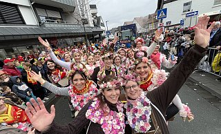 Für den Delbrücker Almabtrieb haben sich die Damen der Gruppe Lecker Mädsche mit extravaganten Blumengebinden geschmückt. - Jens Reddeker