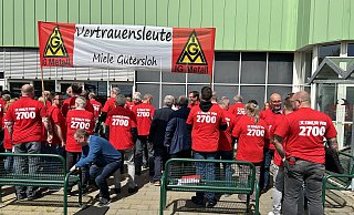 Diese T-Shirts trugen die Miele-Beschäftigten bei der Versammlung. - IG Metall