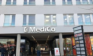 Bis zu 400 Menschen haben an den Wochenenden auf ein Gespräch mit einem Kinderarzt oder einer Kinderärztin gewartet - Eltern mussten mit ihren Kindern in der Kälte teils eine Stunde draußen warten. - Lena Leifeld