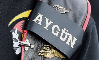 Ein Rocker der Hells Angel trägt eine Trauerschleife für den ermordeten Rocker-Boss Aygün Mucuk bei der Beerdigung. - picture alliance / dpa