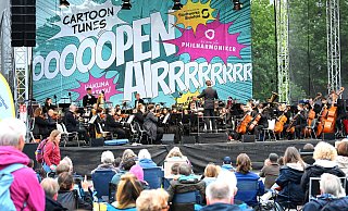 Die Bielefelder Philharmoniker spielen auf dem Kesselbrink "Cartoon Tunes". - BARBARA FRANKE
