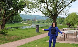Huxarium-Geschäftsführerin Claudia Koch präsentiert, wie der Gartenpark im Jahr nach der Landesgartenschau genutzt wird. - Jan Husmann