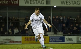 Torjubel: Rödinghausens Mirko Schuster hat soeben mit einem Freistoß das 2:0 für den SV Rödinghausen erzielt. Am Ende hieß es beim SC Wiedenbrück 2:1 für das Team von Trainer Carsten Rump. - Joel Beinke